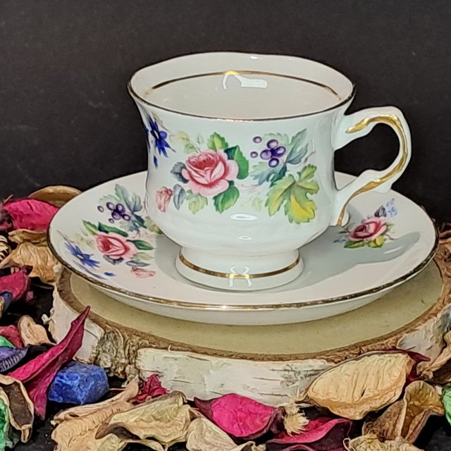 Porcelana kostna Balmoral Castle filiżanka i spodek kwiaty i jagody