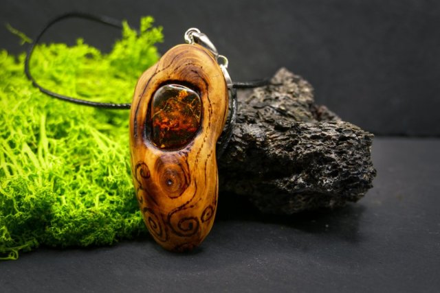 Wisiorek "Bursztyn 2" –żywioł ognia i bursztynowego światła,octowiec, pirografia, prezent; Amber and Wood Pendant, biżuteria na Dzień Matki