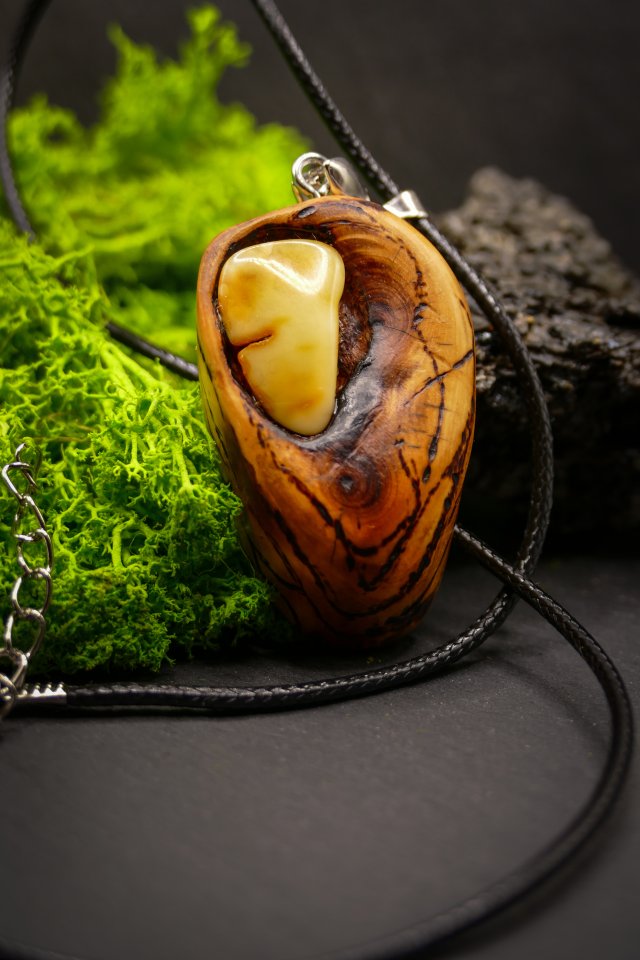 Wisiorek "Bursztyn Żywiołów" – zaklęta siła natury i ognia,octowiec, pirografia, prezent; Amber and Wood Pendant, biżuteria na Dzień Matki