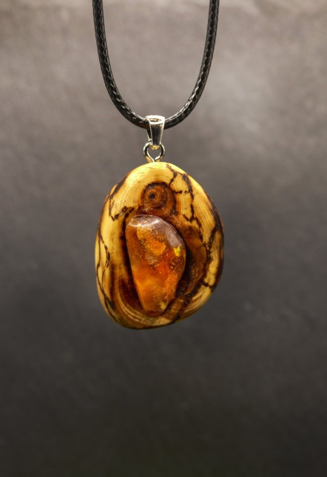 Wisiorek "Bursztyn 3" –żywioł ognia i bursztynowego światła,octowiec, pirografia, prezent; Amber and Wood Pendant, biżuteria na Dzień Matki