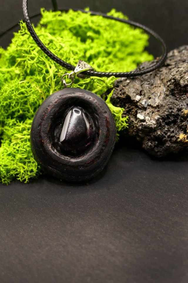 Wisiorek "Hebanowy Fluoryt –naturalna głębia drewna i magiczne światło kamienia, brzoza, pirografia, prezent; Wood Pendant, biżuteria Dzień Matki