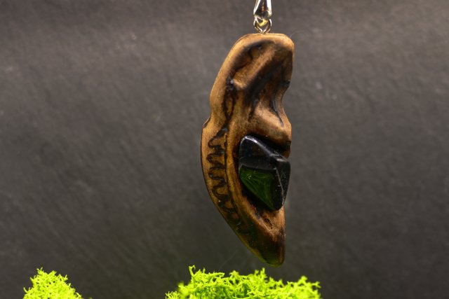 Wisiorek "Orzechowy Turmalin –z drewna orzecha, stworzona z miłości do przyrody i rękodzieła. pirografia, prezent; Wood Pendant, biżuteria