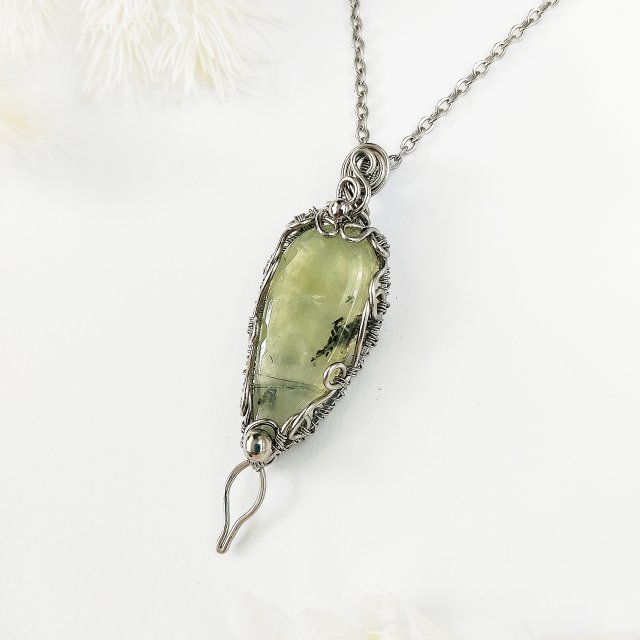 Naszyjnik Prehnit 'Kemen' stal chirurgiczna wisiorek handmade wirewrapping