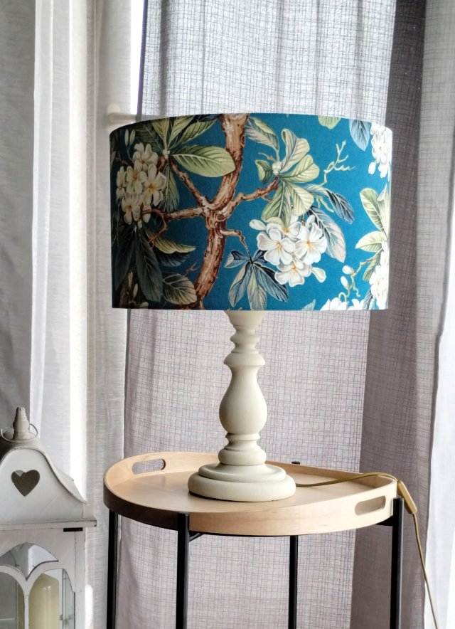 Lampa drewniana, stołowa, duża z abażurem z tkaniny, wys 52cm