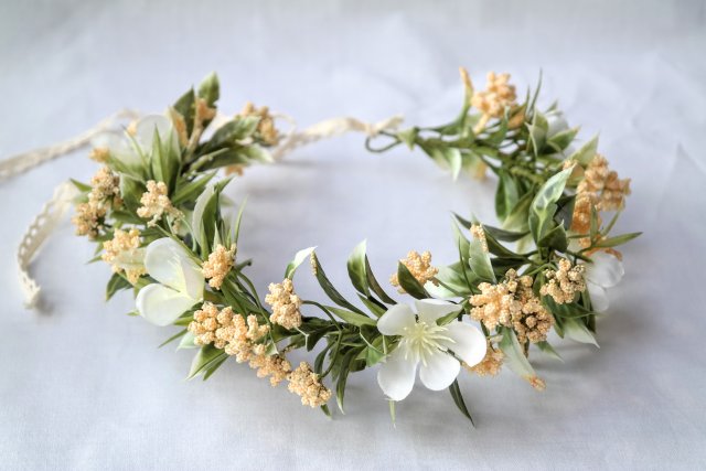 Miód i wanilia – romantyczny wianek handmade z kremowych i miodowych kwiatów