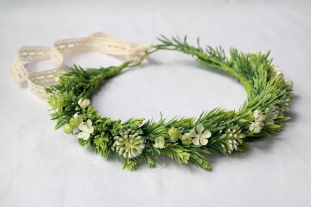Łąka po deszczu – romantyczny wianek handmade z zielenią i białymi kwiatami, boho styl