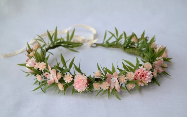 Pudrowa mgiełka – romantyczny wianek handmade z pastelowymi kwiatami w stylu boho
