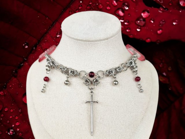 Gotycki naszyjnik chainmail z mieczem i wiśniowymi akcentami