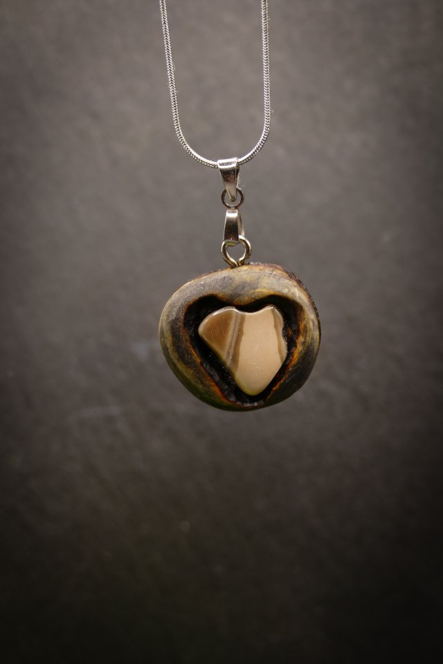 Wisiorek - Serce Gór Świętokrzyskich -  brzoza – biżuteria z duszą ziemi, pirografia, krzemień pasiasty, prezent Unique Jewelry Design; Luxury Wooden 