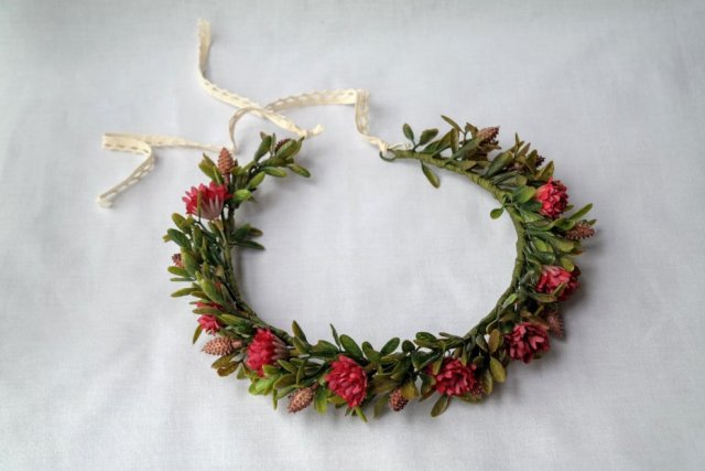 Sen o rubinowej polanie – romantyczny wianek handmade z czerwienią i zielenią w stylu boho