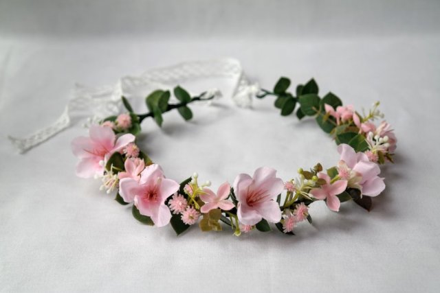 Wiosenne przebudzenie – romantyczny wianek handmade z różowymi kwiatami i eukaliptusem