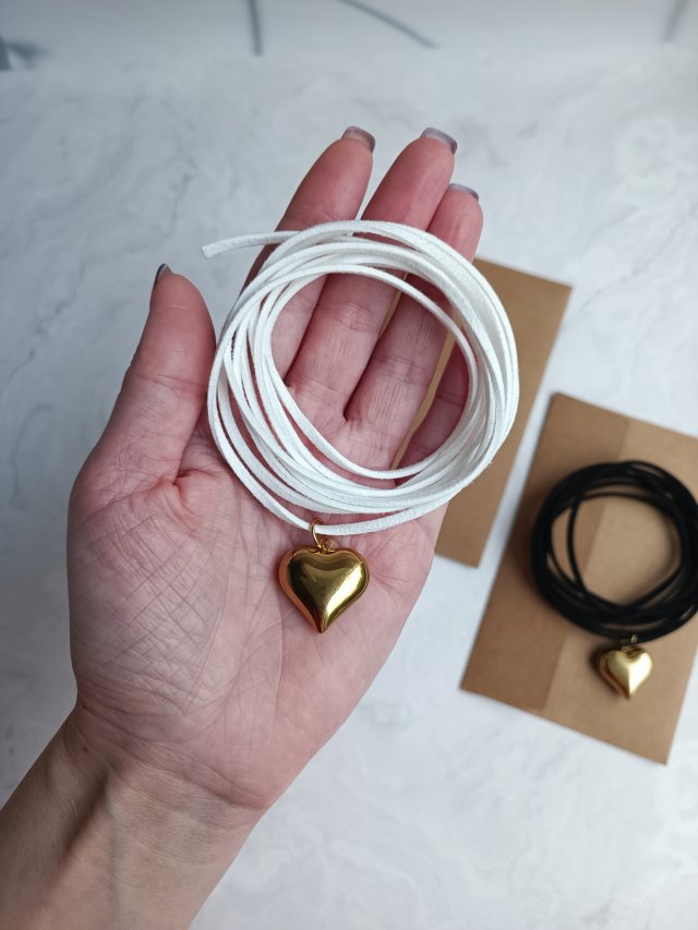 Biały choker z sercem