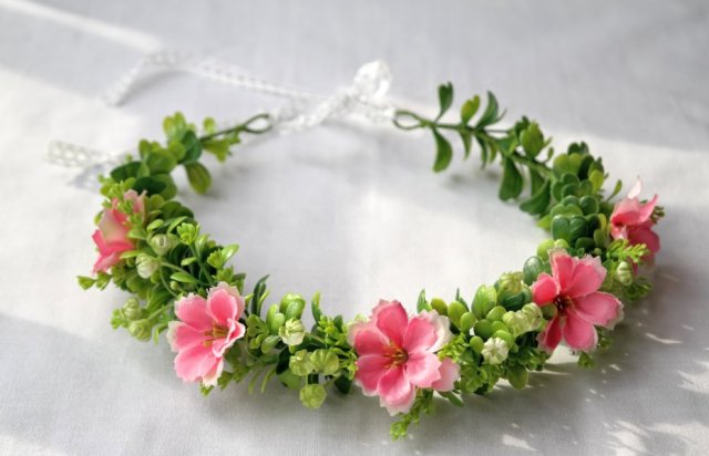 W zaczarowanym ogrodzie – romantyczny wianek handmade z różowymi kwiatami i zielenią