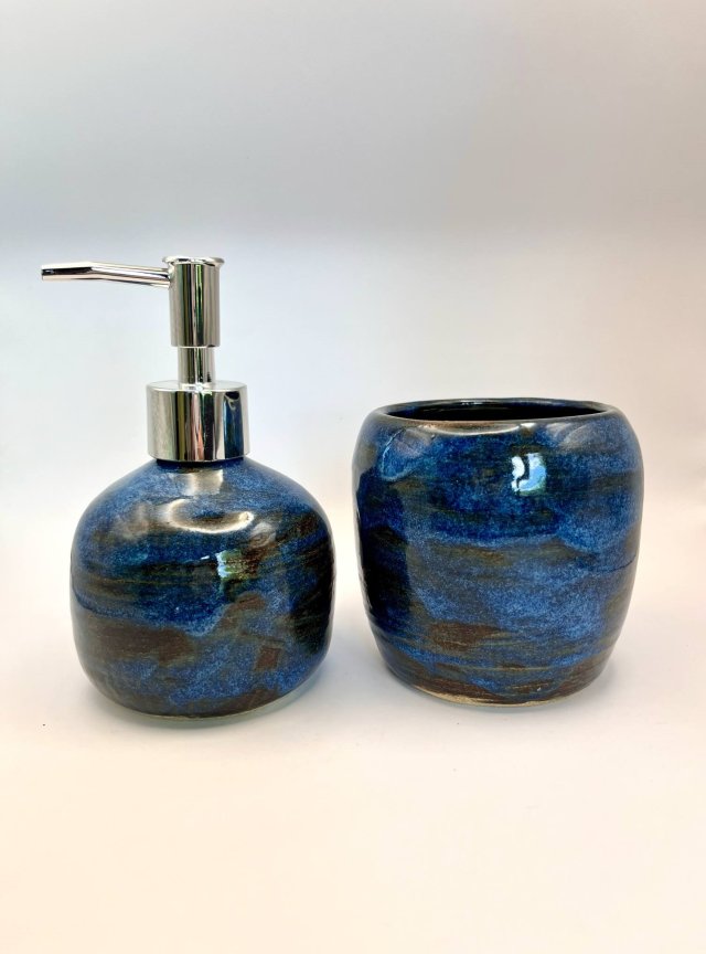 Zestaw ceramicznych akcesoriów łazienkowych – dozownik na mydło, kubek, mydelniczka, ręcznie robione, niebieski