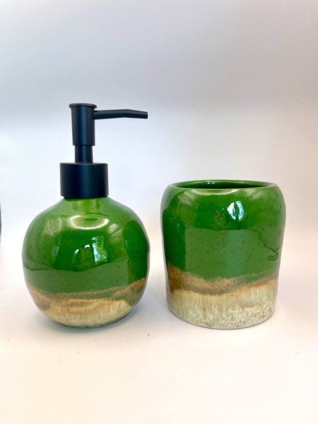 Zestaw ceramicznych akcesoriów łazienkowych – dozownik na mydło, kubek, mydelniczka, ręcznie robione, zielony,  niebieski, turkusowy, miedziany