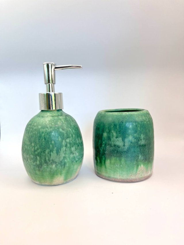 Zestaw ceramicznych akcesoriów łazienkowych – dozownik na mydło, kubek, mydelniczka, ręcznie robione, zielony,  niebieski, turkusowy, miedziany