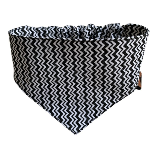 Bandana dla psa na gumce rozmiar XS (24-30) Czarno-biały zygzak