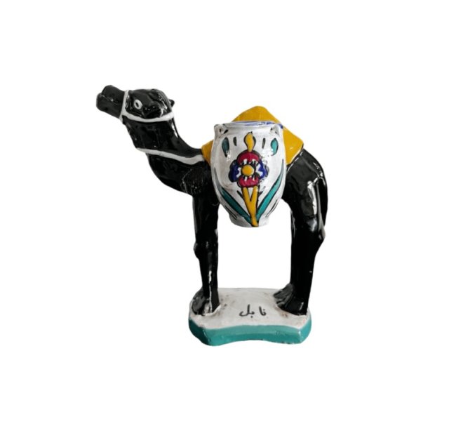 Sygnowana figurka wielbłąda