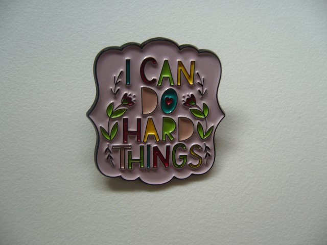 PIN PRZYPINKA BROSZKA Z NAPISEM I CAN DO HARD THINGS