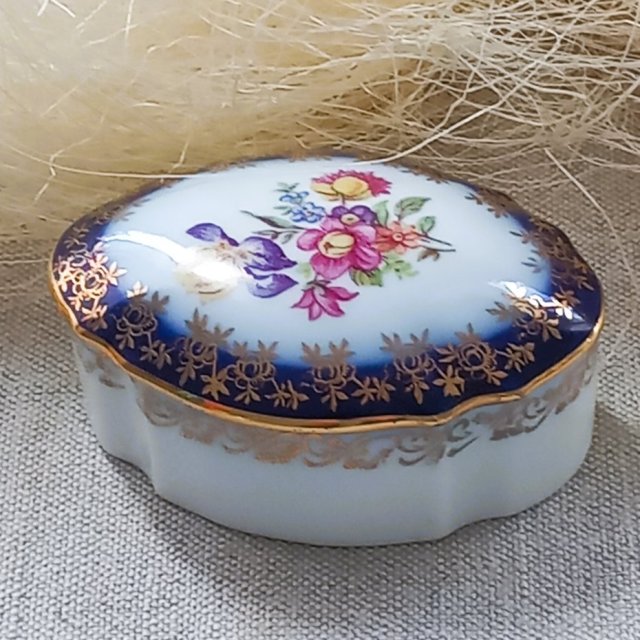 Puzderko z japońskiej porcelany