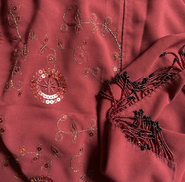 Oryginalny haftowany szal z koralikowymi frędzlami elegancki  bardzo efektowny