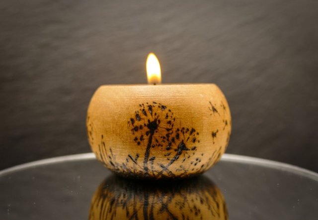 Drewniany świecznik z motywem łąki i dmuchawców - ręcznie wypalany, idealny prezent handmade