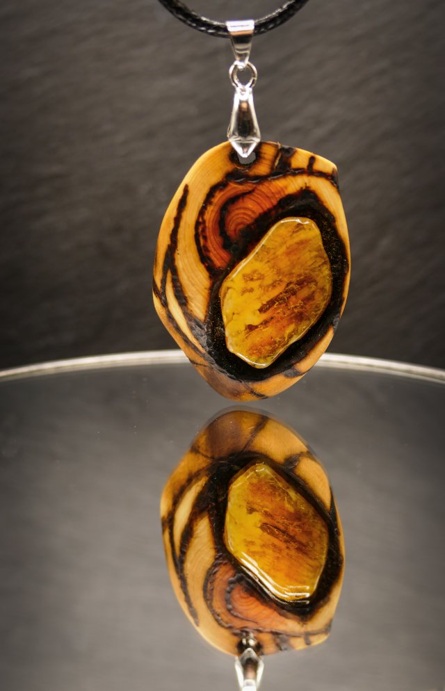 Wisiorek "Bursztyn 4" – zaklęta siła natury i ognia,octowiec, pirografia, prezent; Amber and Wood Pendant, biżuteria