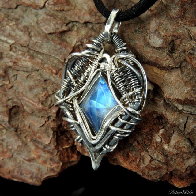 Wisiorek srebrny z kamieniem księżycowym romb wire wrapping
