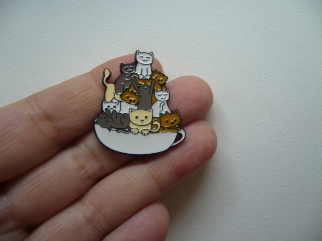 PIN PRZYPINKA BROSZKA KOTKI W FILIŻANCE