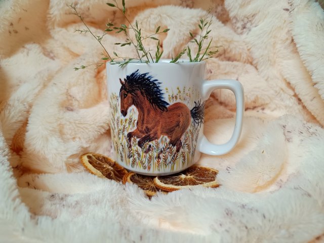 Koń galop wśród zbóż ręcznie malowany kubek 270 ml.