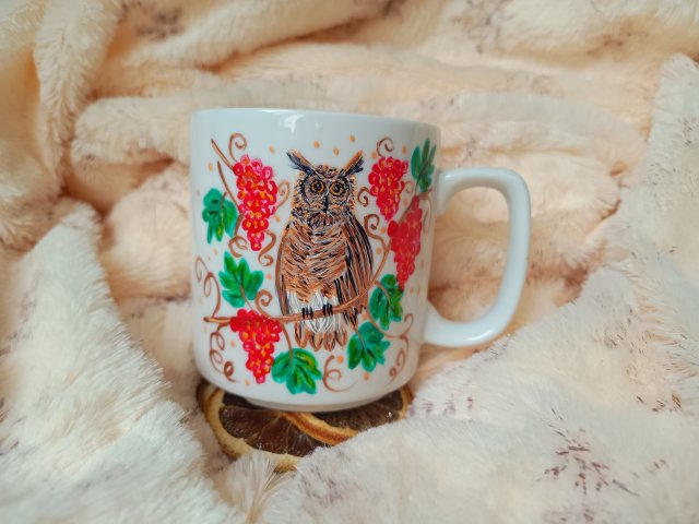 Sowa wśród winogron ręcznie malowany kubek 270 ml.