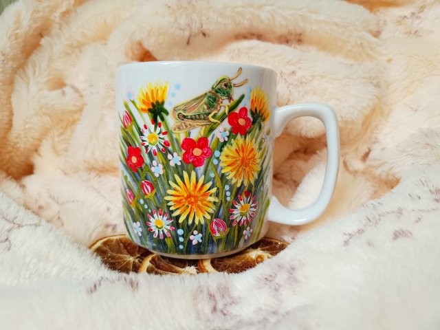 Soczysta łąka z konikiem polnym ręcznie malowany 270 ml.