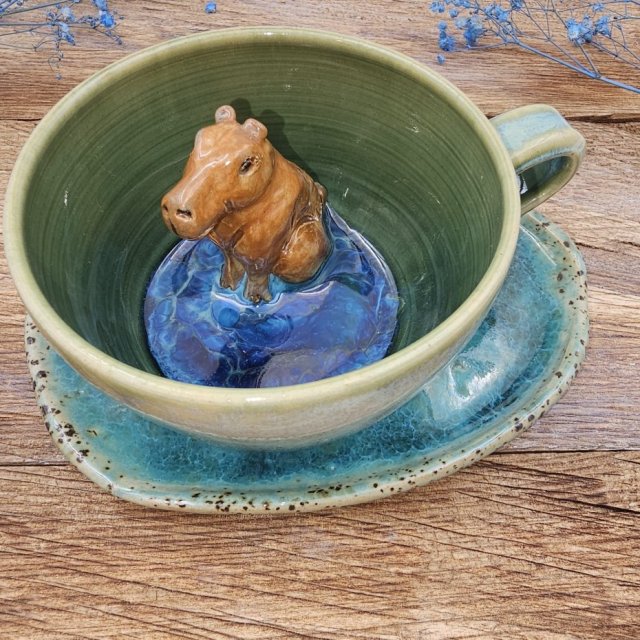 Filiżanka kapibara ceramiczna z dużym spodkiem i KAPIBARĄ w środku leśne jeziorko ręcznie toczona rękodzieło wyjątkowa filiżanka z dużą kapibarą kubek