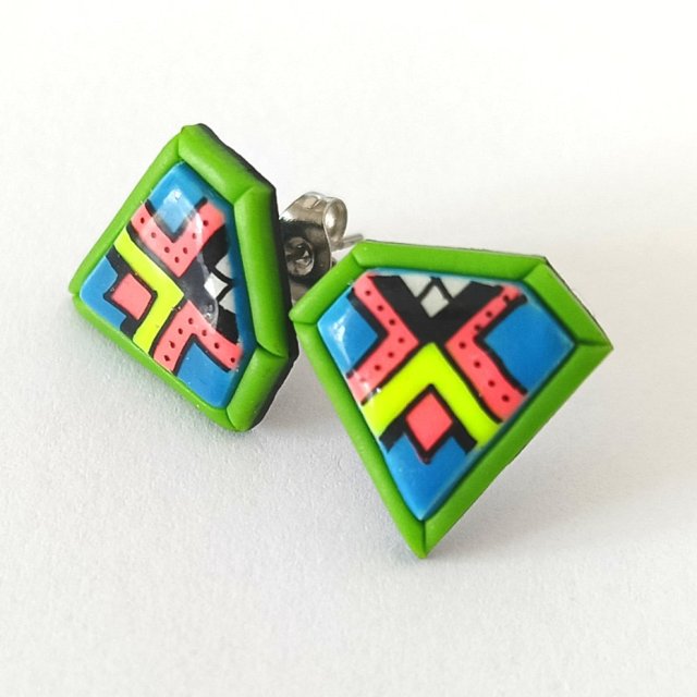 Kolorowe geometryczne kolczyki etno