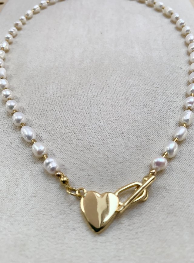 Naszyjnik choker z pereł - złote serduszko