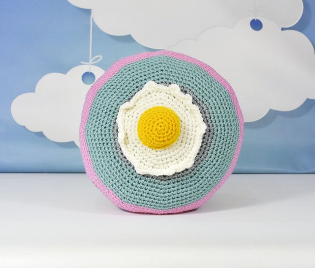 Poduszka Handmade "Jajko sadzone" – Kolorowa dekoracja z humorem