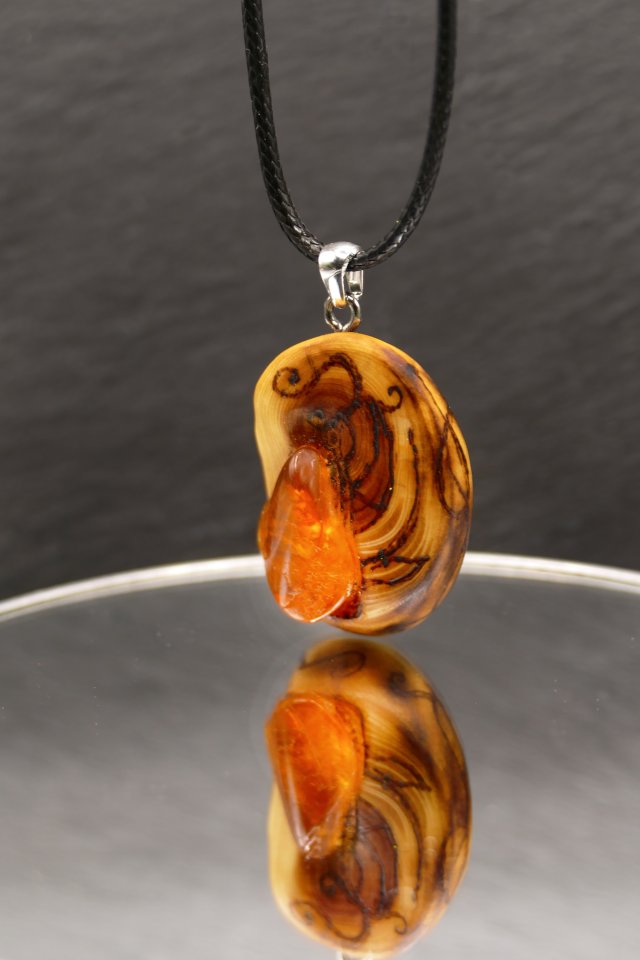 Wisiorek - Amber - pirografia, octowiec, dla niej, prezent, dla miłośników natury, biżuteria, natura
