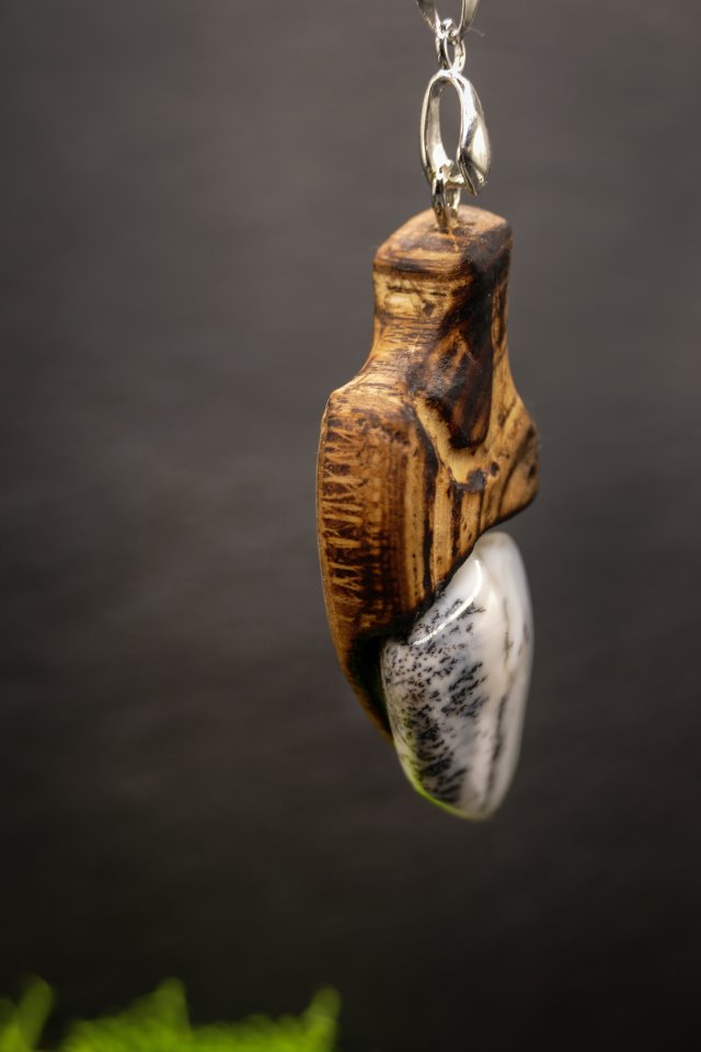 Wisiorek handmade z drewna orzecha i opalu – elegancka biżuteria z natury, naszyjnik, dla niej, prezent