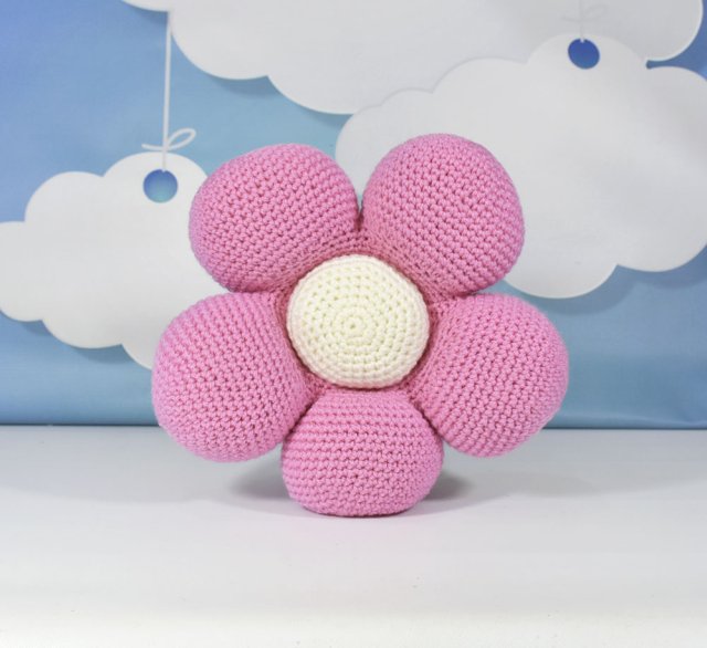 Poduszka kwiatek handmade – różowa szydełkowa dekoracja dla dzieci i dorosłych