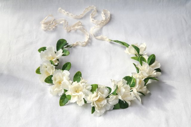 Śmietankowa Rosa – romantyczny wianek handmade z liśćmi pokrytymi kroplami rosy i białymi kwiatami