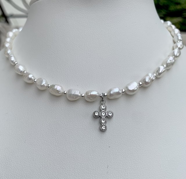 Choker z naturalnych pereł słodkowodnych z krzyżykiem
