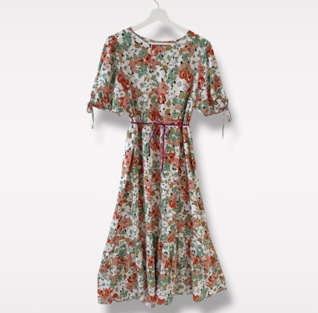 Stunning vintage floral dress with puff sleeves