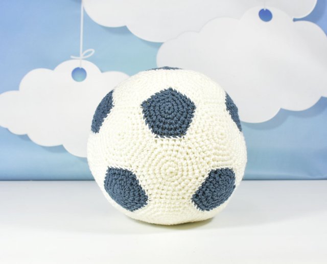 Szydełkowa poduszka w kształcie piłki nożnej – handmade dla małego fana sportu