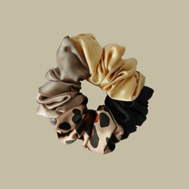Gumka jedwabna, scrunchie, frotka beżowa panterka czarna orchidea MAXI