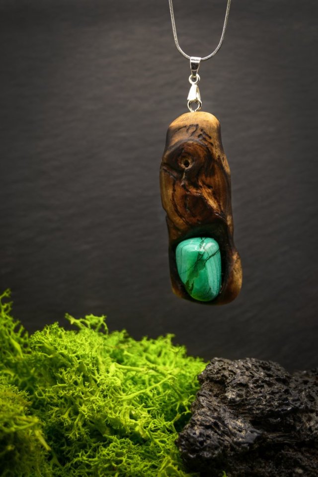 Biżuteria z duszą natury - wisiorek z malachitem i ręcznie rzeźbionym drewnem orzecha - prezent handmade, prezent Unique Jewelry Design; Luxury Wooden