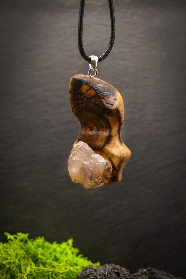 Wisiorek z naturalnego drewna i kwarcu różowego – rękodzieło z duszą - prezent dla kobiety dla niej Unique Jewelry Design; Luxury Wooden