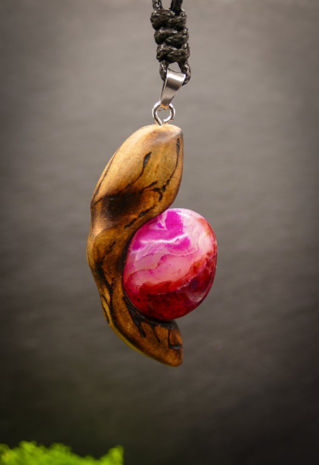 Ręcznie rzeźbiony wisiorek z drewna i różowego agatu – biżuteria z duszą natury - pirografia prezent dla kobiety dla niej Unique Jewelry Design