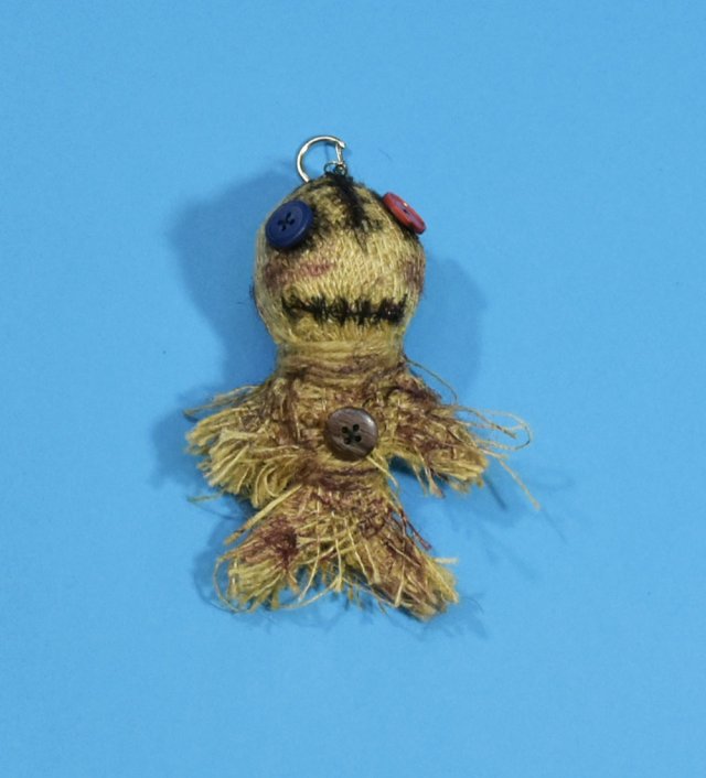 Upcyklingowy Breloczek "Voodoo Ziomek" – dziwaczny stworek z charakterem