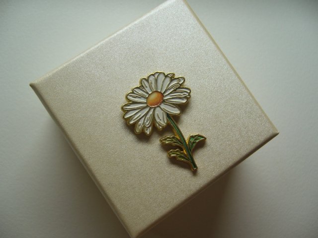 PIN PRZYPINKA BROSZKA KWIAT RUMIANEK