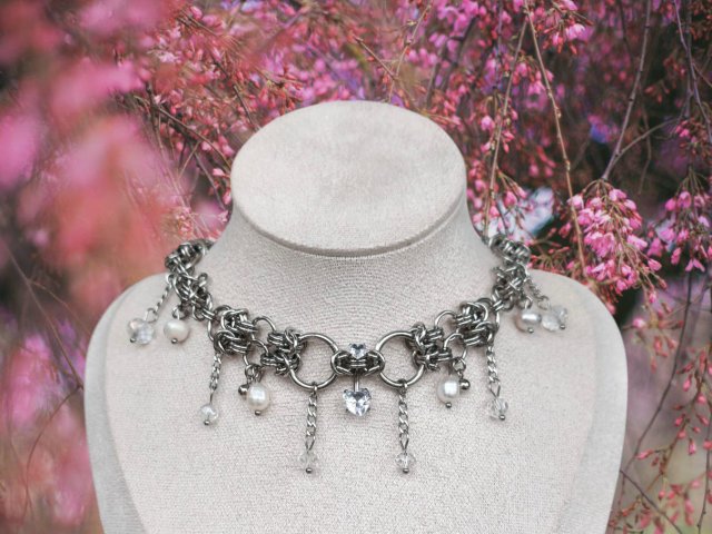 Elegancki choker ze stali chirurgicznej z perłami i sercem